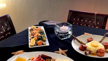 3 restaurants; breakfast, lunch, dinner, and brunch served