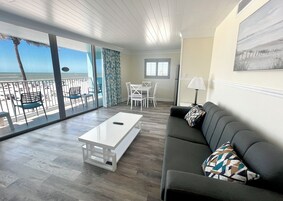 Suite with Two Doubles, Beachfront, Balcony | 特色装修、笔记本电脑工作区、熨斗/熨板、免费 WiFi