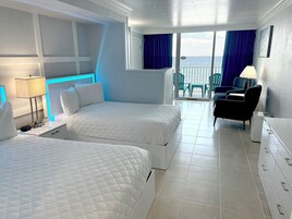 Studio with Two Doubles, Beachfront, Balcony | Decoración individual y espacio para trabajar con un portátil