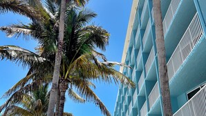 Un hotel de varios pisos con fachada azul y balcones.