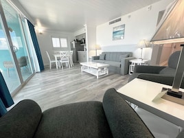 Suite with King Bed, Beachfront, Balcony | Oleskelualue | Taulutelevisio