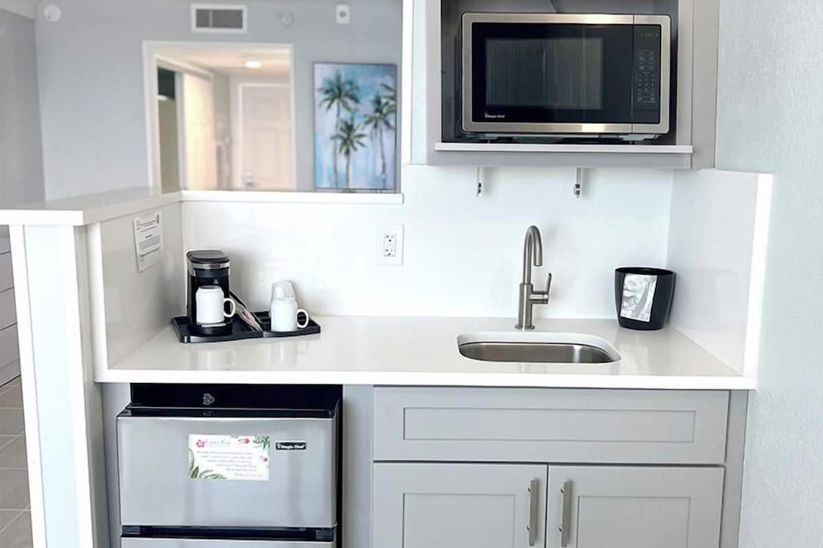 fridge, coffee/tea maker, freezer, paper towels