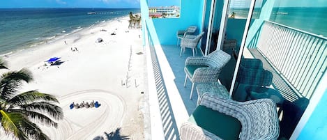Suite with King Bed, Beachfront, Balcony | Terraza o patio