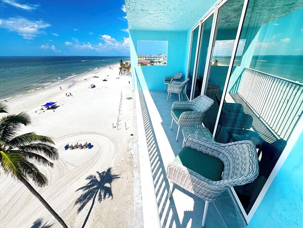 Suite with King Bed, Beachfront, Balcony | Teras/veranda