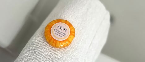 Una toalla blanca con una barra de cuidado Bathe.