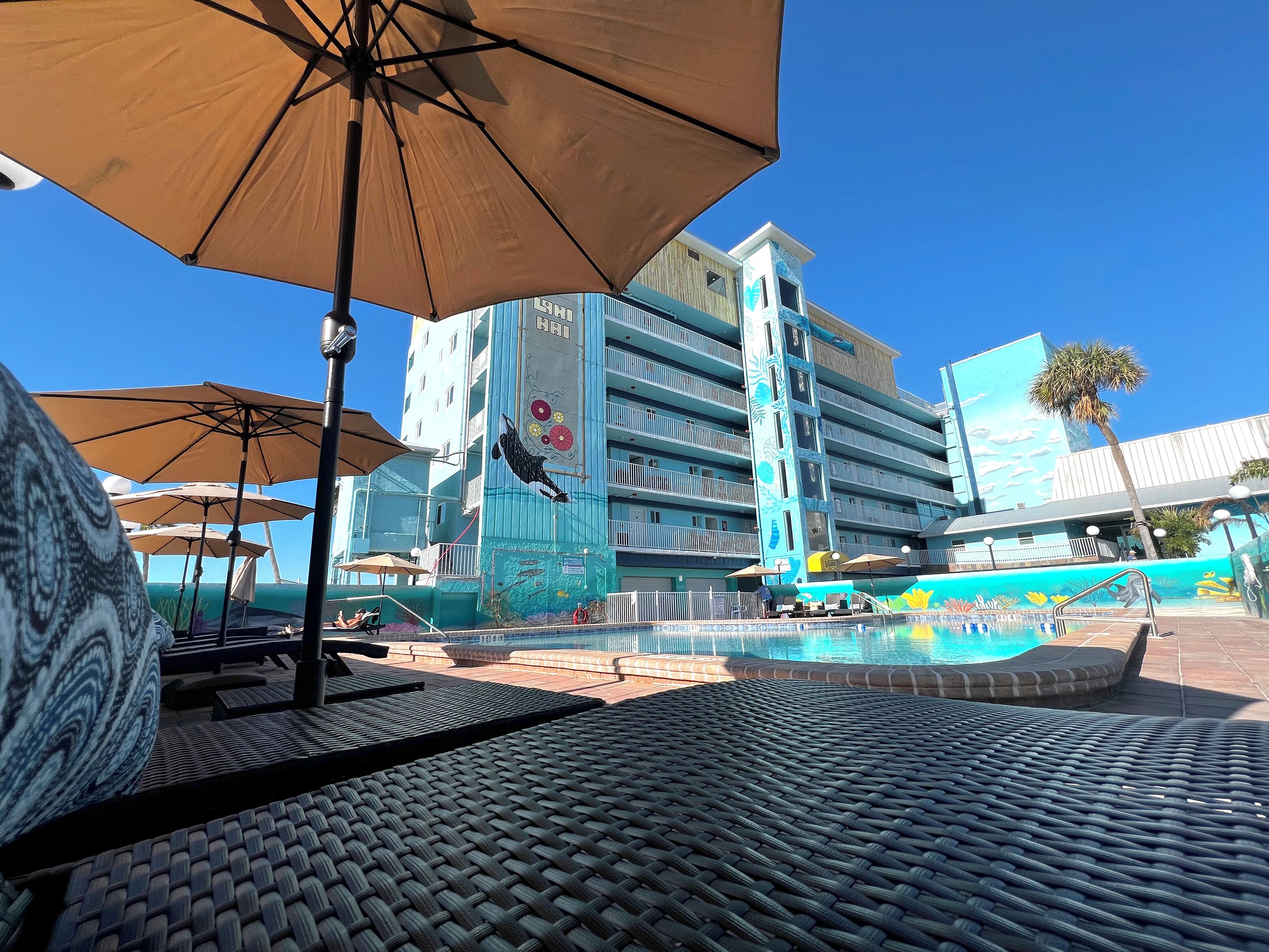 室外游泳池，07:00 至 19:00 开放，池畔遮阳伞，日光浴躺椅