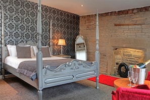 Suite, 1 Double Bed, Non Smoking | In-room safe, desk, soundproofing, iron/ironing board