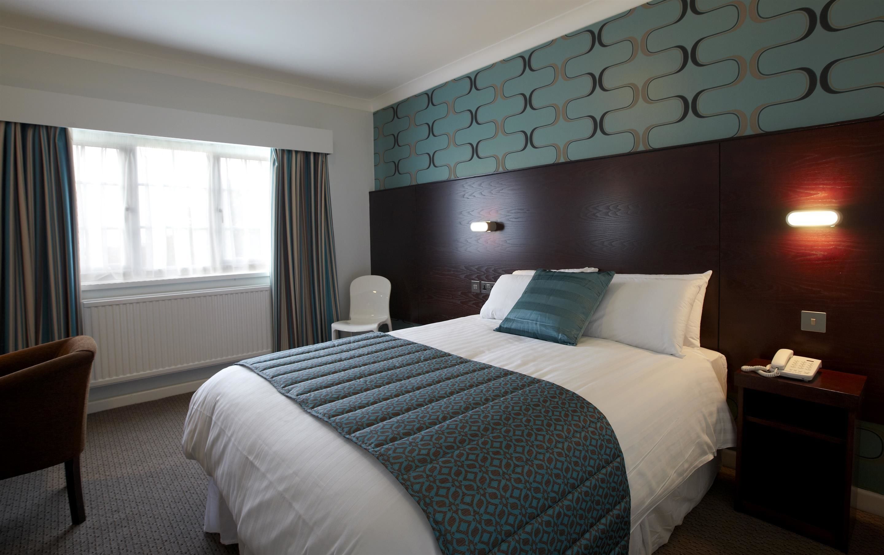 Standard Room, 1 Double Bed, Non Smoking | In-room safe, desk, soundproofing, iron/ironing board