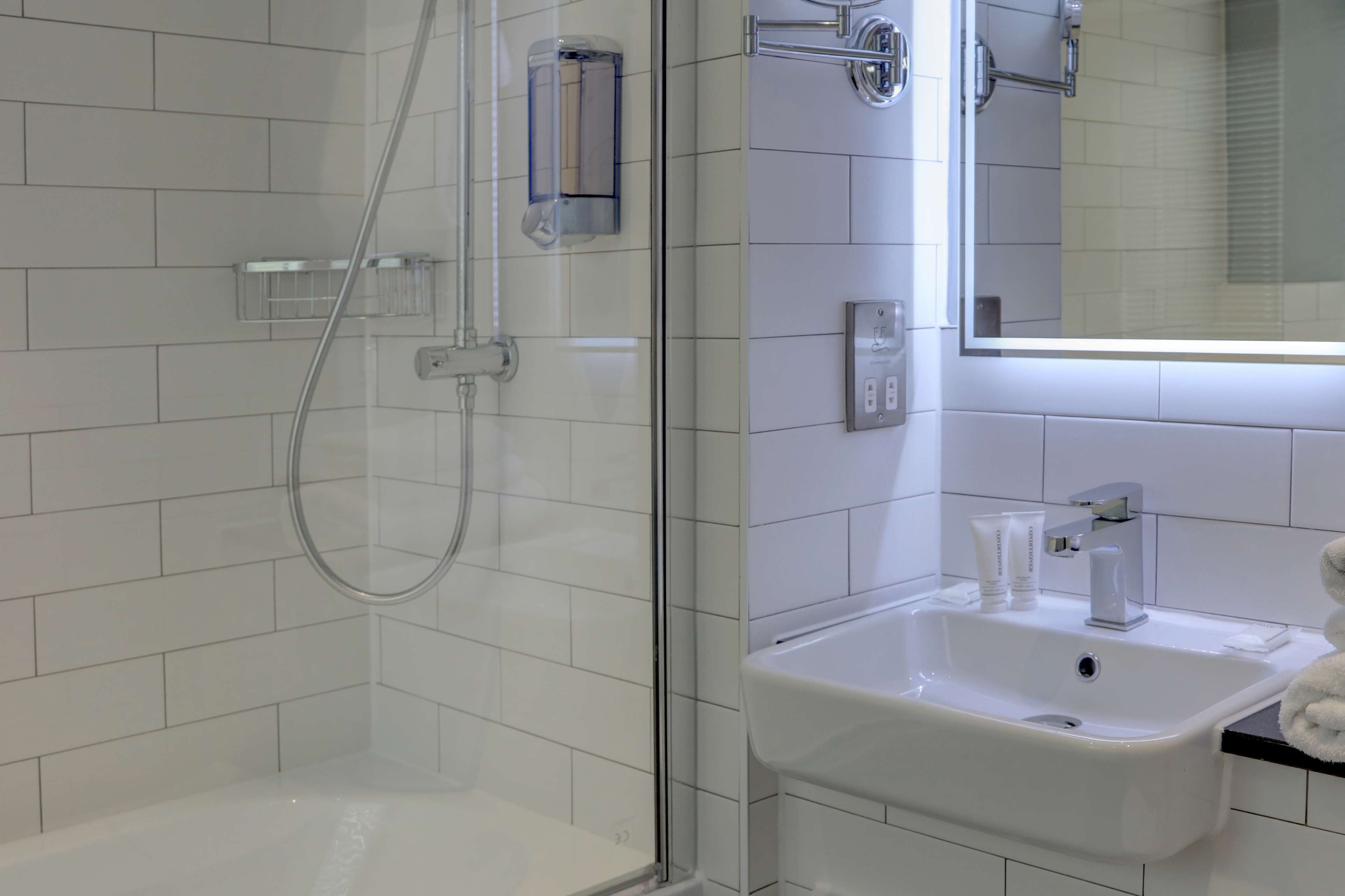 standard room, 1 double bed, non smoking | 1 bedroom, in-room safe, desk, soundproofing