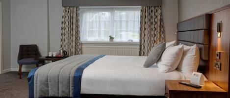 1 habitación, caja de seguridad en la habitación y escritorio