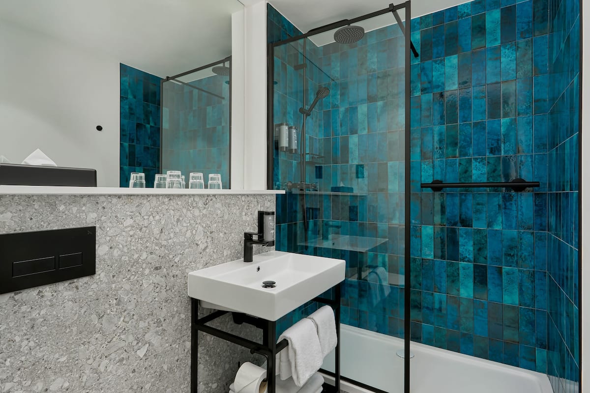 shower, rainfall showerhead, free toiletries, hair dryer