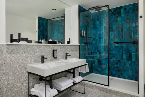 Junior Riverview Suite | Badezimmer | Dusche, Regendusche, kostenlose Toilettenartikel, Haartrockner