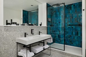 Junior Riverview Suite | Bathroom | Shower, rainfall showerhead, free toiletries, hair dryer