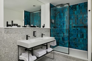 Junior Riverview Suite | Banheiro | Chuveiro, chuveiro com efeito de chuva, produtos de toalete grátis