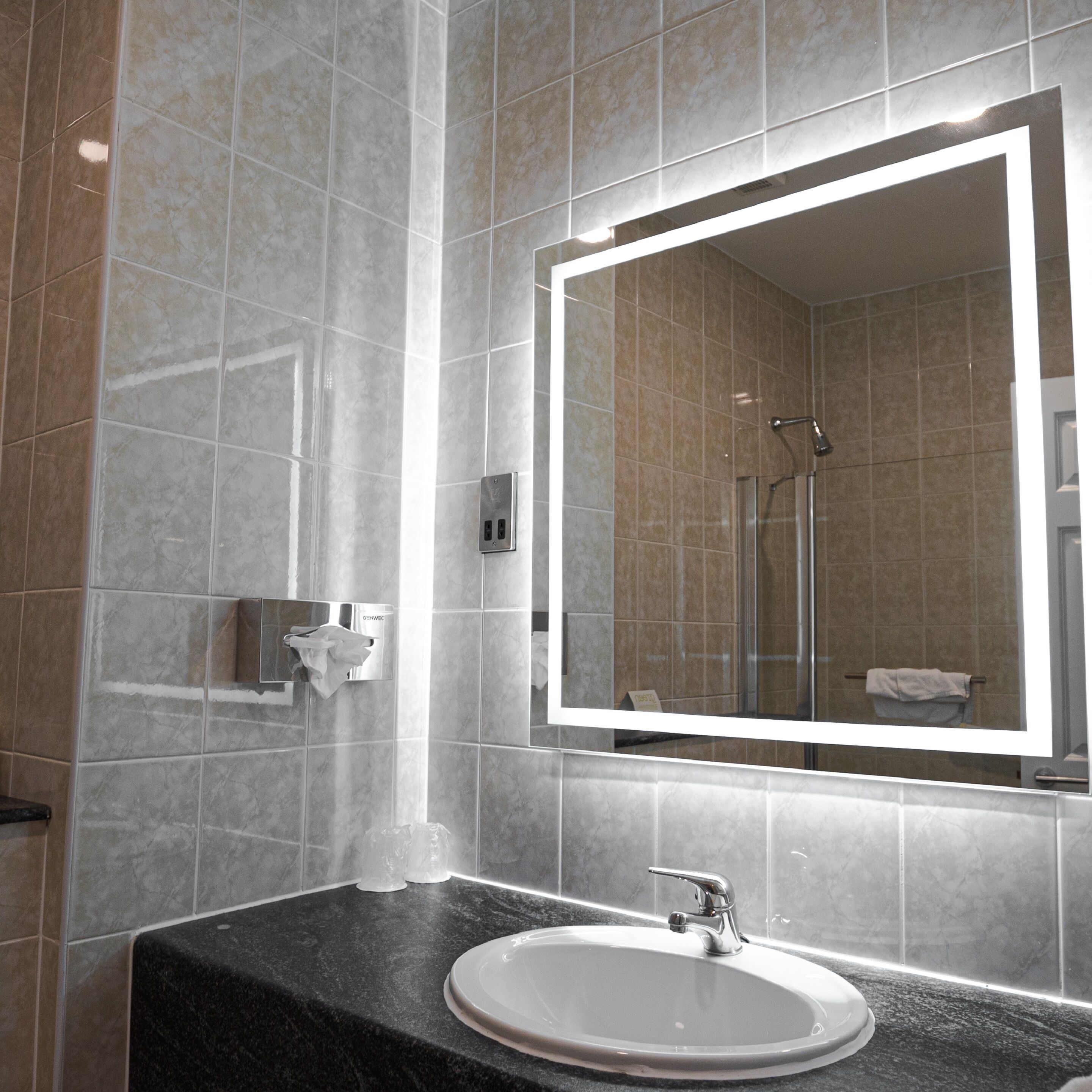 combined shower/bathtub, eco-friendly toiletries, hair dryer, towels