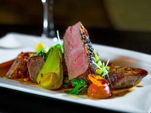 Petit déjeuner, déjeuner et dîner servis sur place