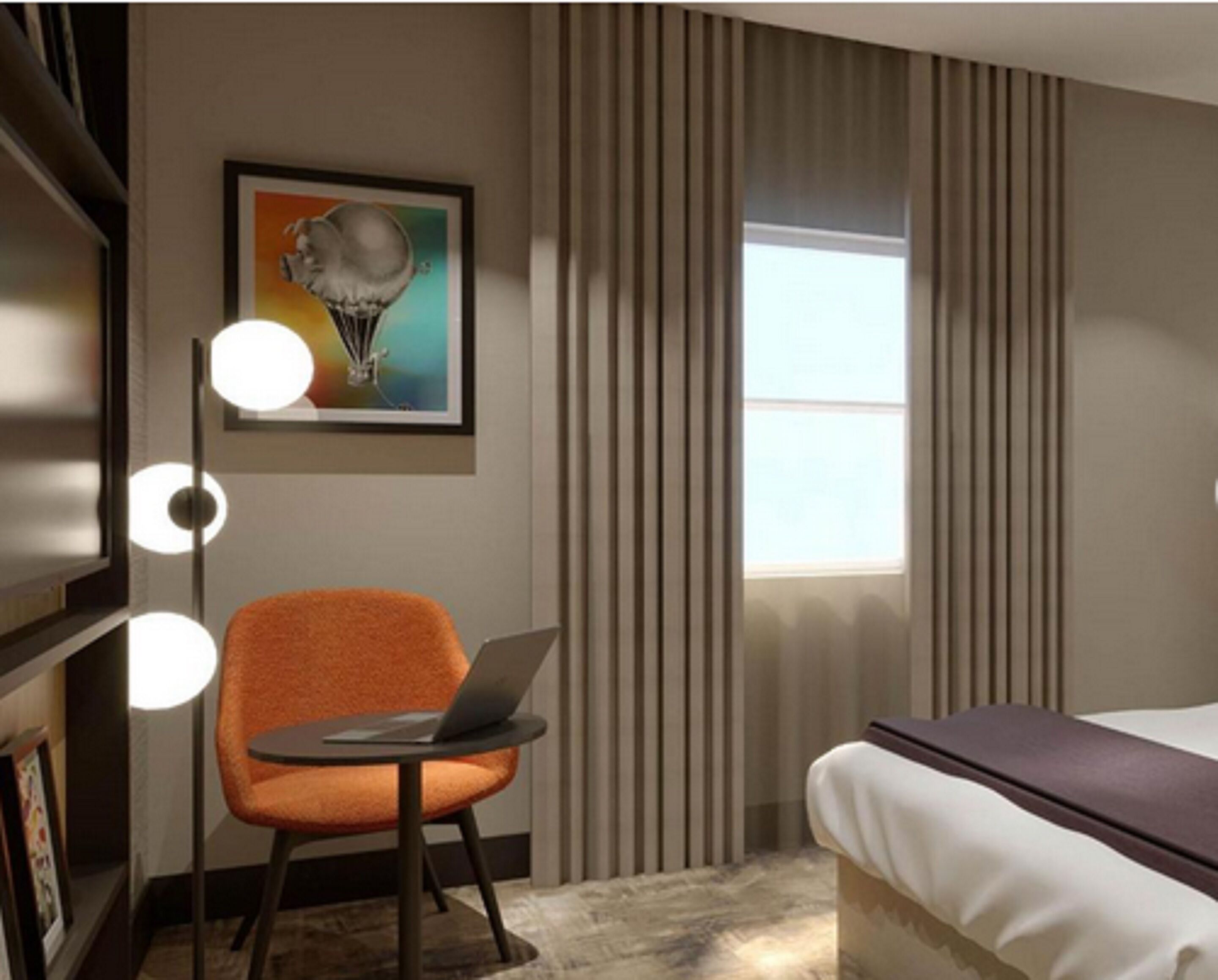 Habitación de hotel con cama, una silla con una computadora portátil, un cuadro en la pared y una ventana con cortinas.