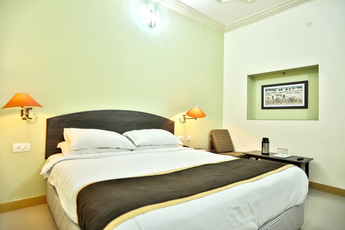Chambre Deluxe, 1 chambre | Coffre-fort, fer et planche à repasser, accès au Wi-Fi (inclus)
