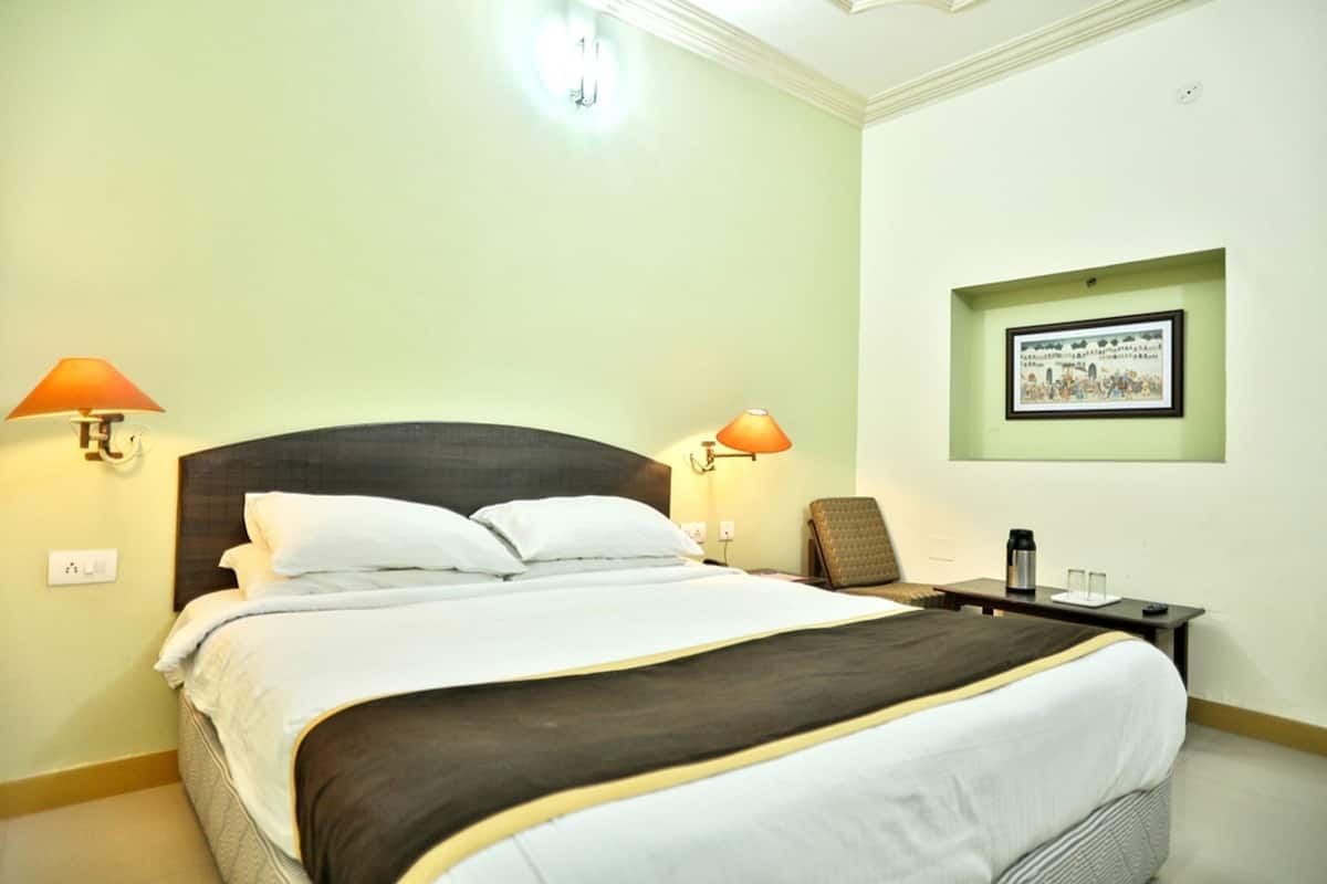Deluxe Room, 1 Bedroom | Peti besi dalam bilik, seterika/papan seterika, Wi-fi percuma