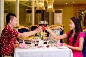 2 restaurants, breakfast, lunch, dinner served; Chinese cuisine