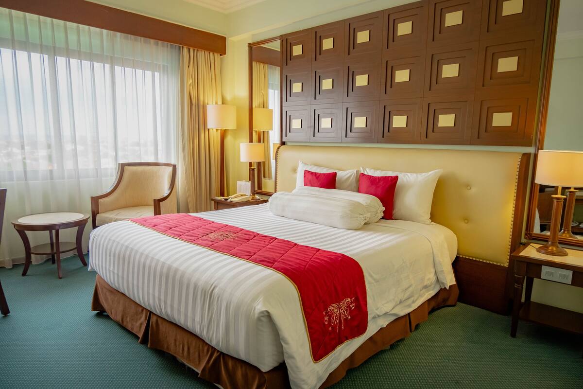 Minibar, WiFi (free), bed sheets