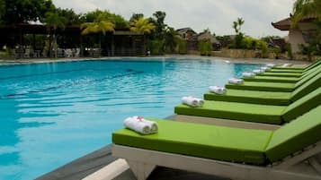 3 outdoor pools, pool loungers