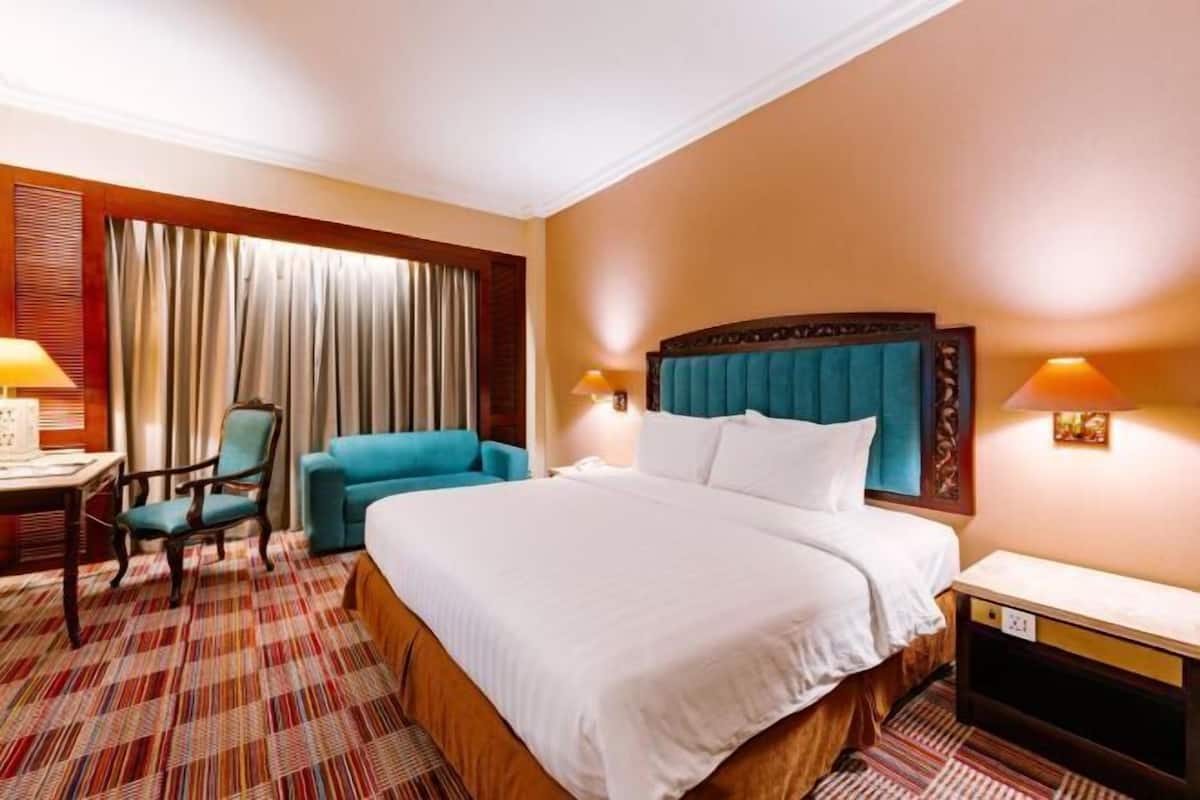 Premium bedding, minibar, soundproofing, iron/ironing board