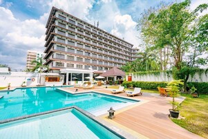 Una piscina al aire libre
