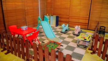 Área de juegos infantiles bajo techo