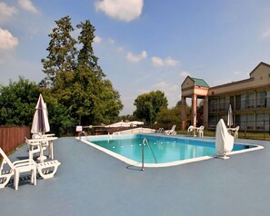 Piscine extérieure (ouverte en saison), parasols de plage