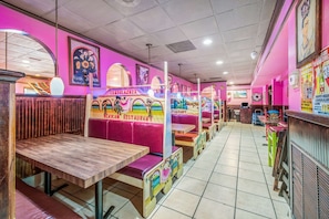 Bar (on property) - Quality Inn & Suites York East (York)