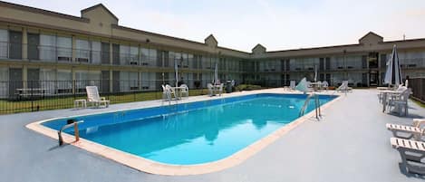 Sesongbasert utendørsbasseng og bassengparasoller