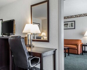 In-room safe, desk, blackout drapes, iron/ironing board - Quality Inn & Suites York East (York)