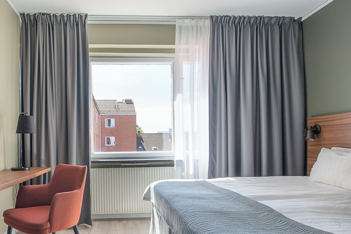 In-room safe, desk, iron/ironing board, bed sheets