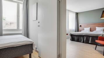 Familjerum | VÀrdeförvaringsskÄp pÄ rummet, skrivbord och strykjÀrn/strykbrÀda