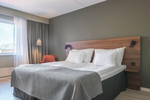 客房内保险箱、办公桌、熨斗/熨板、床单