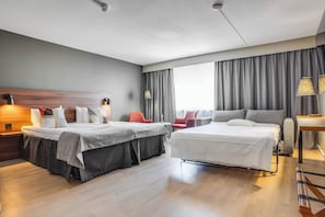 Familienzimmer, 1 Doppelbett und Schlafsofa, Nichtraucher | Zimmersafe, Schreibtisch, Bügeleisen/Bügelbrett, Babybetten