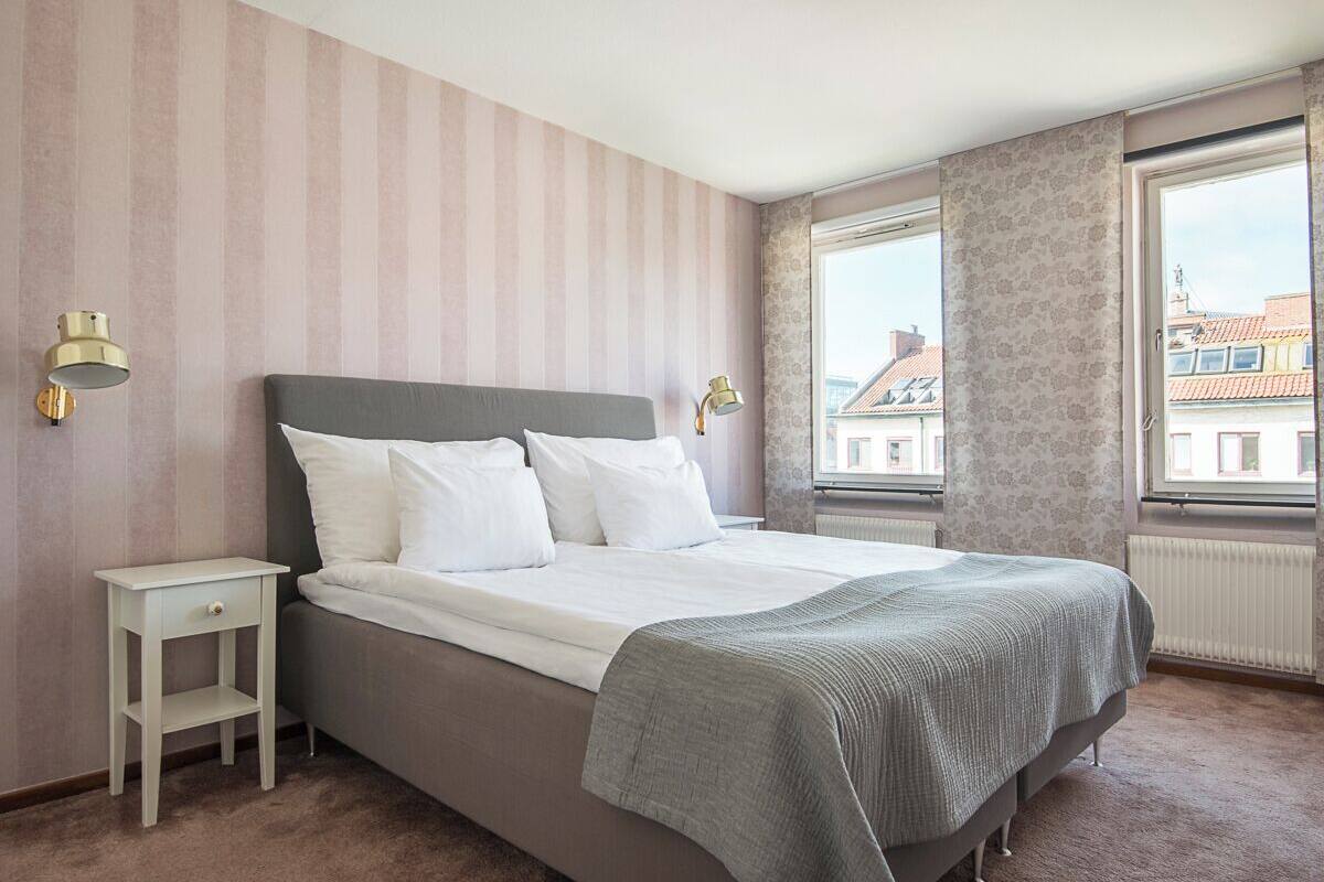 Suite | In-room safe, desk, iron/ironing board (on request), alarm clocks