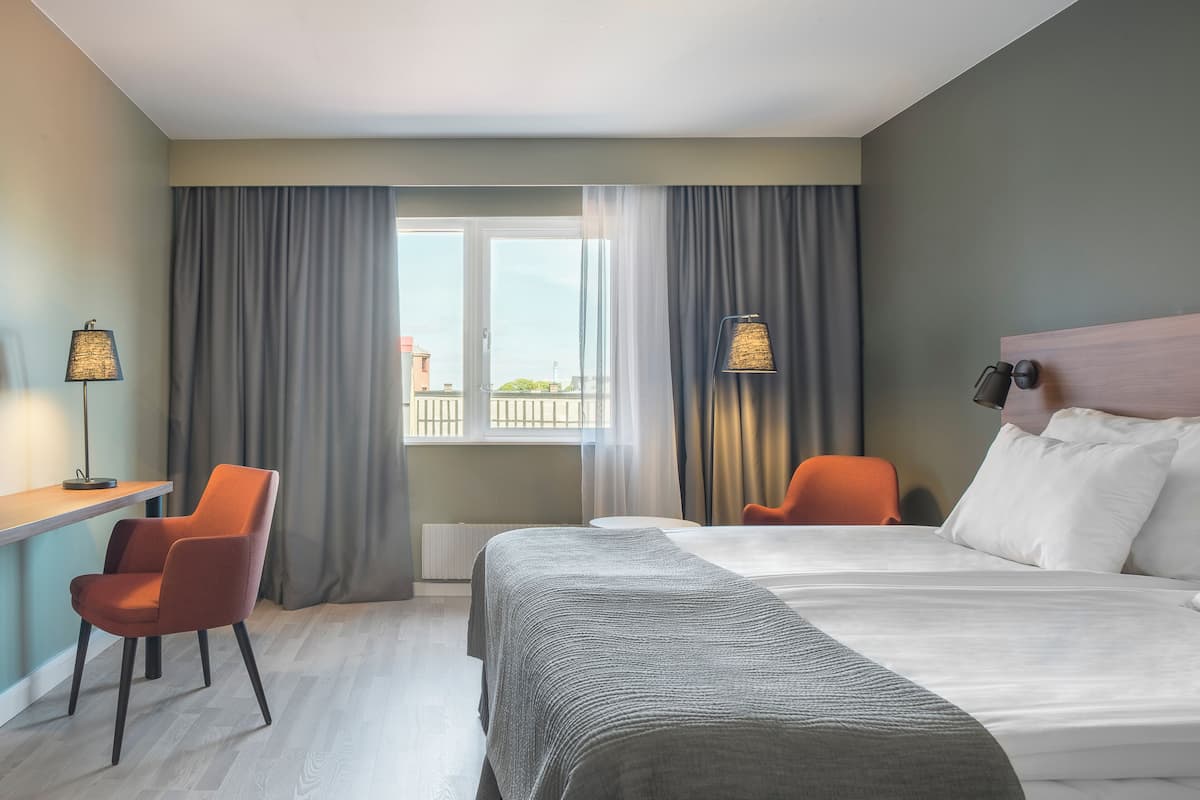 Classic King Room | In-room safe, desk, iron/ironing board, bed sheets