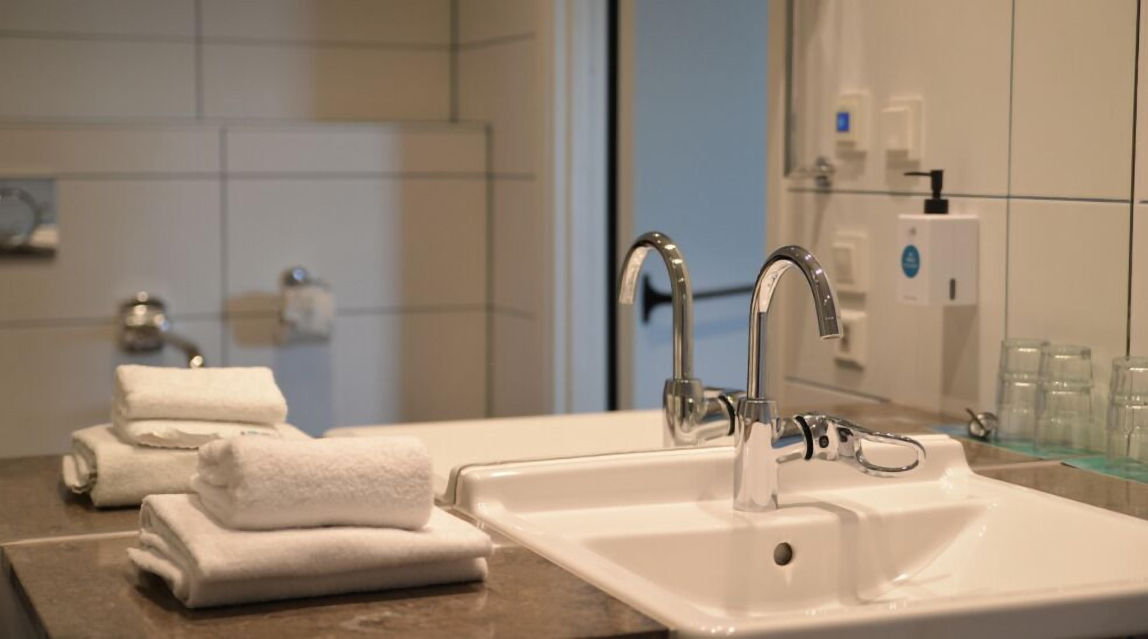 family room, non smoking | bathroom | shower, hair dryer, towels