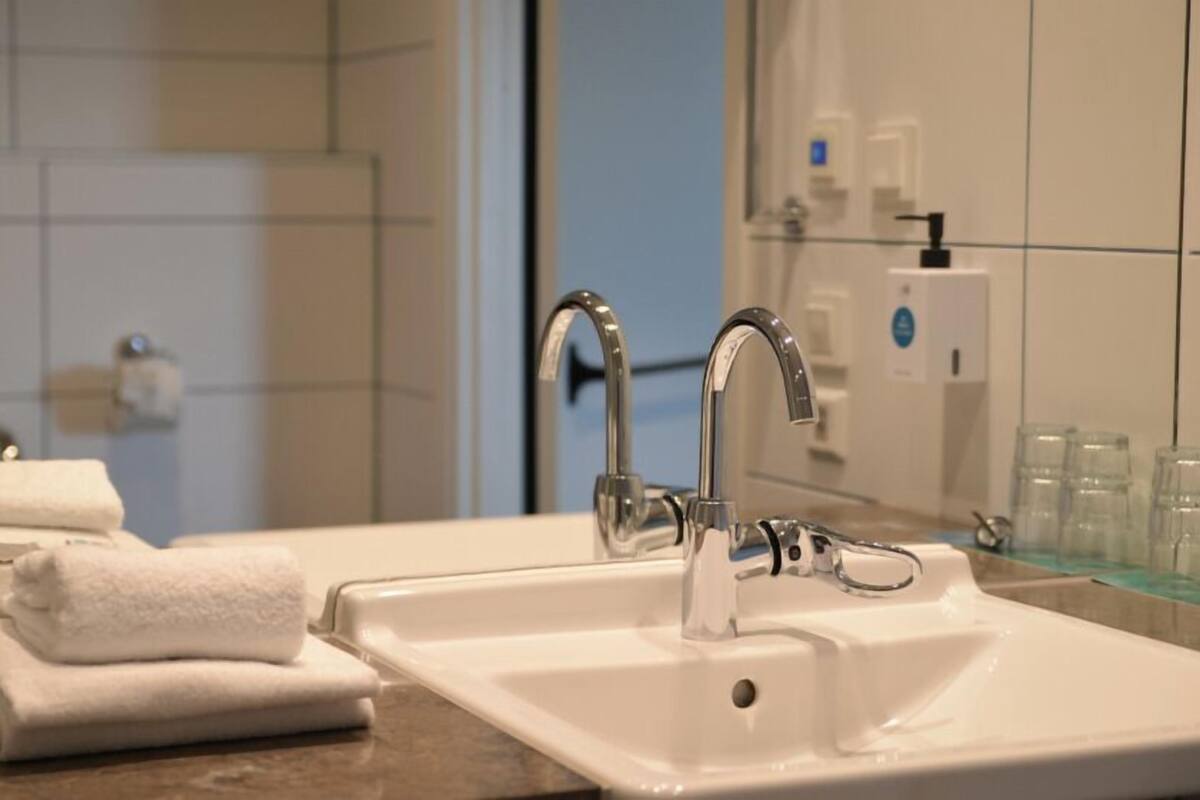 family room, non smoking | bathroom | shower, hair dryer, towels