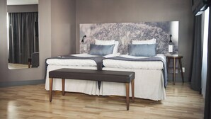 Ein modernes Schlafzimmer mit einem großen Bett, einer Bank, einem Nachttisch und einem Spiegel.