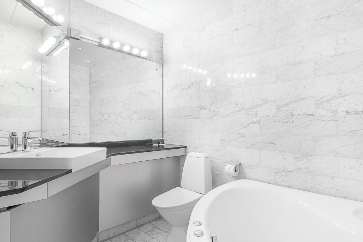 deluxe double room | bathroom | hair dryer, towels