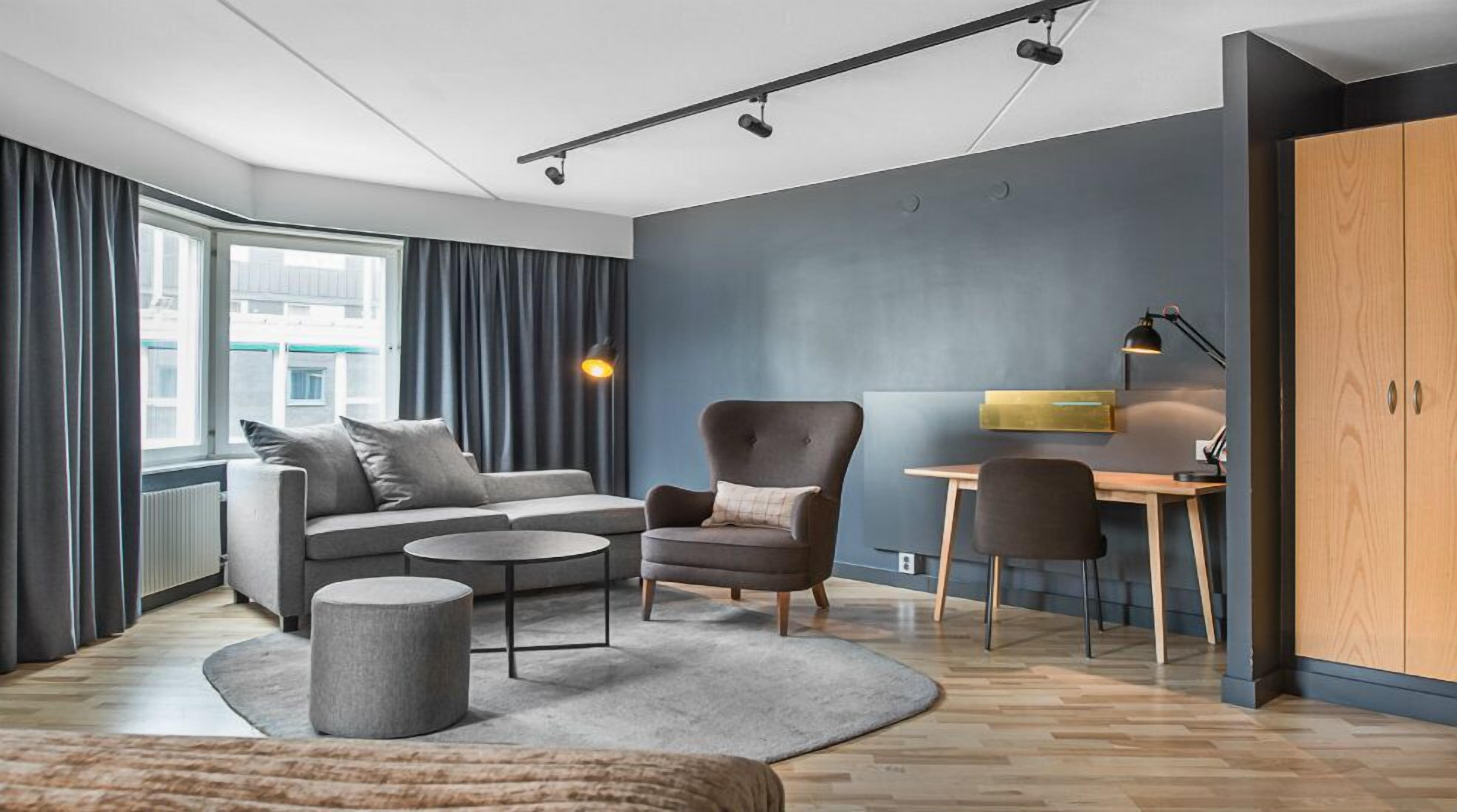 deluxe double room | in-room safe, desk, free wifi, bed sheets