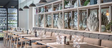 供應早餐、午餐及晚餐