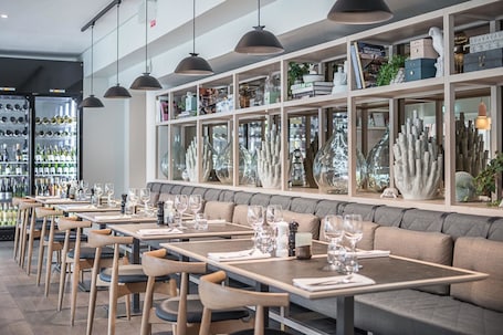 Se sirven desayunos, almuerzos y cenas. Quality Hotel Ekoxen