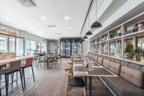 S'hi serveixen esmorzars, dinars i sopars 