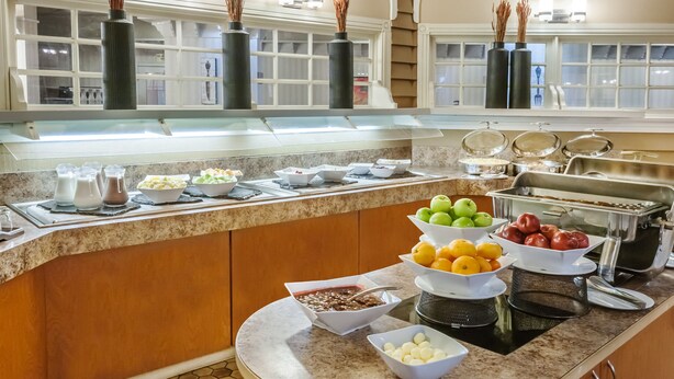 Un buffet proposant une variété de plats et d'accompagnements.
