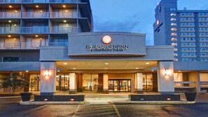 L'Edmonton Inn & Conference Centre se distingue par sa façade moderne, ses nombreux balcons et son entrée imposante.