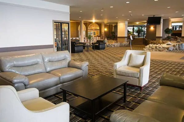 Lobby sitting area - Edmonton Inn and Conference Centre (Edmonton)